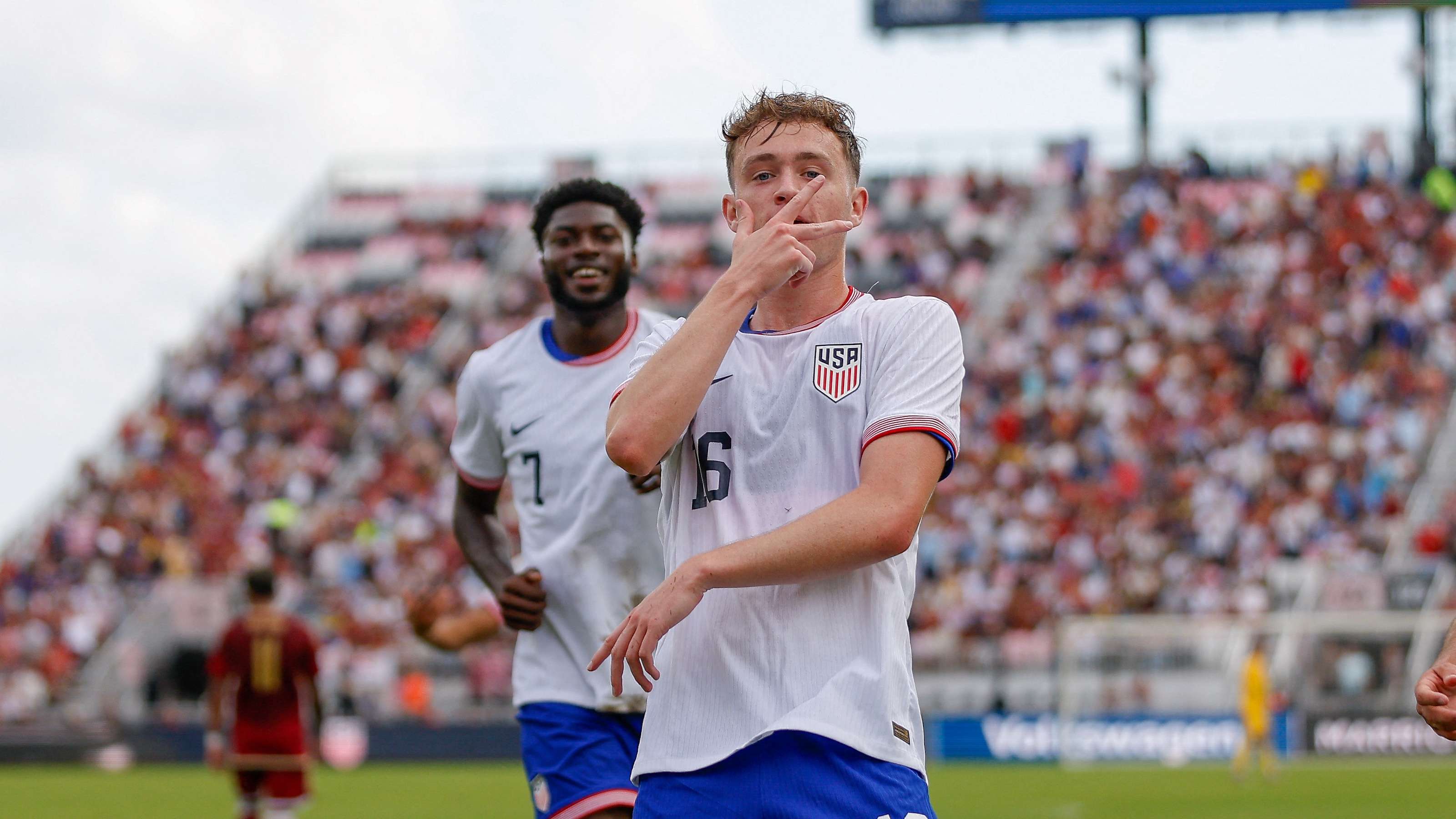 郑钦文逆转梅尔滕斯成功晋级查尔斯顿站八强决胜盘连胜五局令人热血沸腾